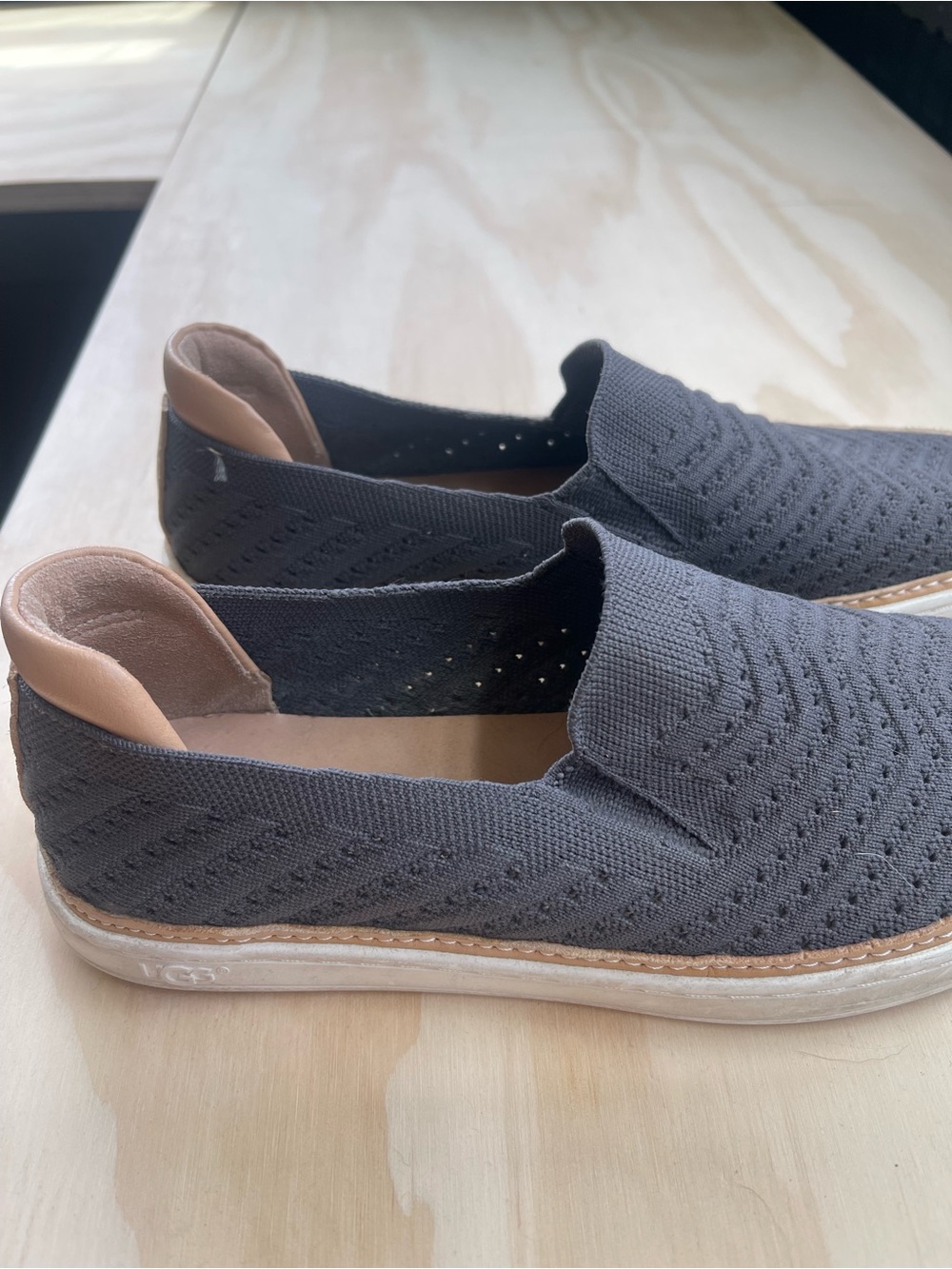Women’s Size 8 Slip-On UGG Knit Sneakers in Charcoal Gray - Picture 3 of 6